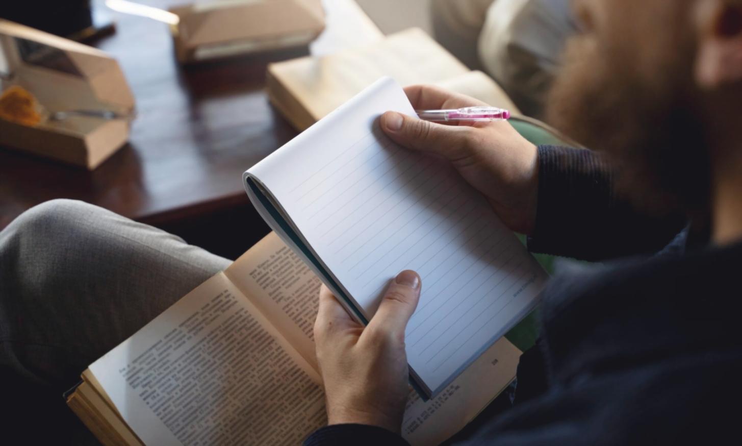 Persona revisando documentos financieros personales en ambiente profesional