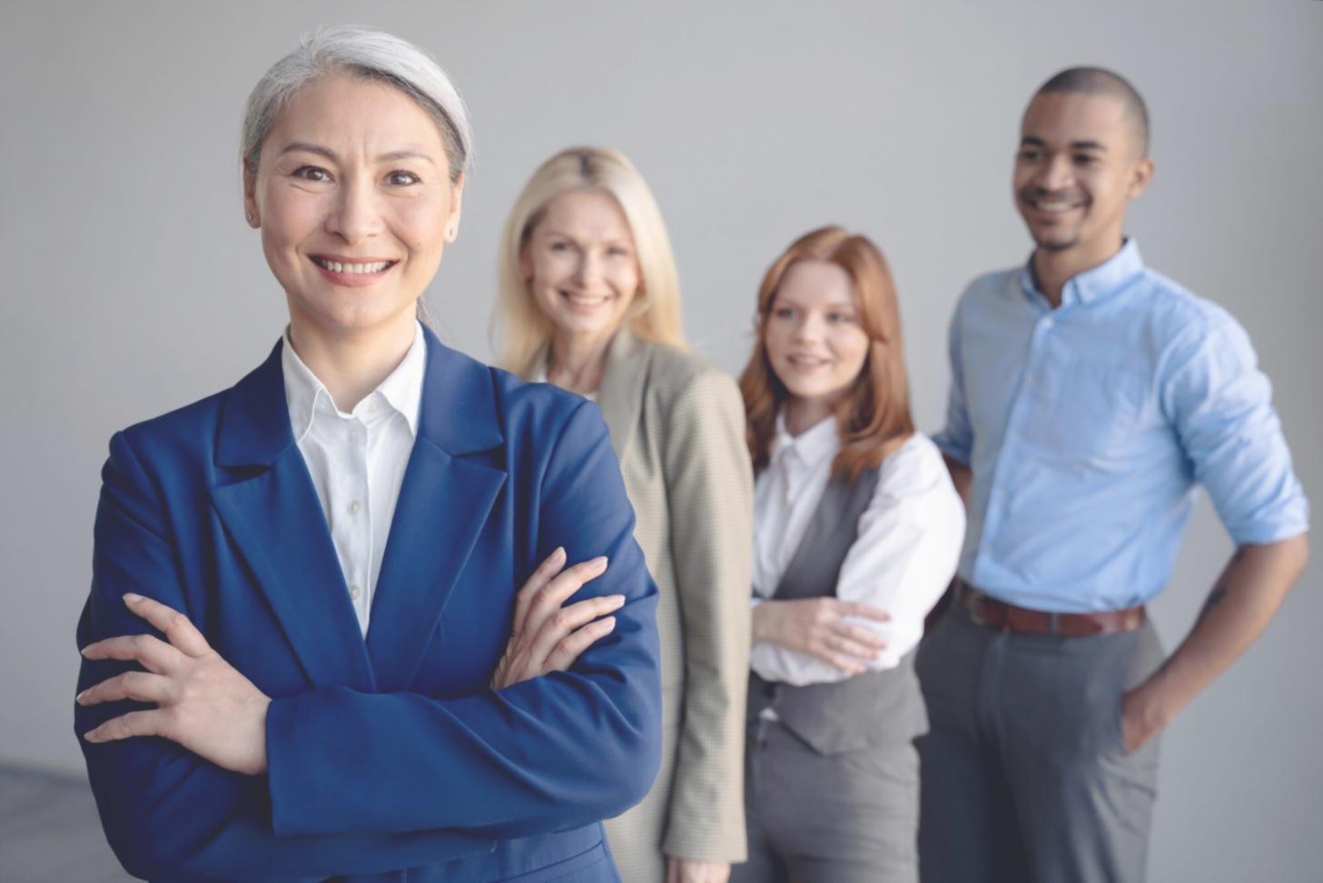 Equipo trabajando en análisis financiero